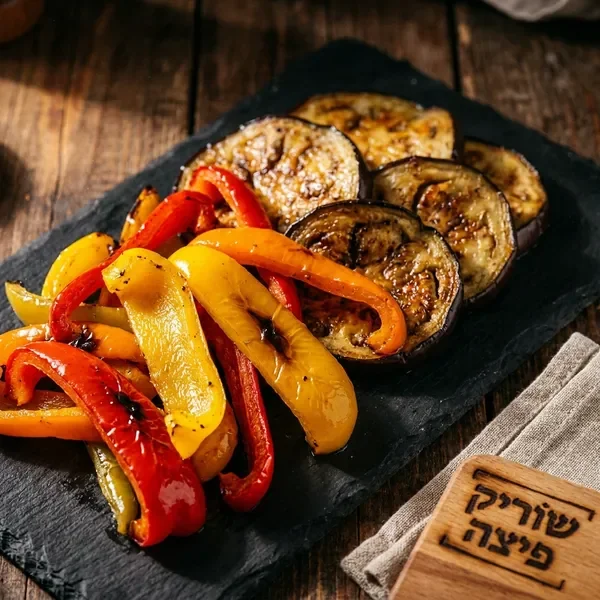 פלפלים צבעוניים וחצילים קלויים — מצרכים טריים